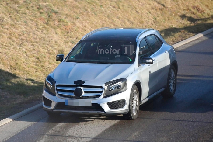 Mercedes тестирует рестайлинговый вариант GLA