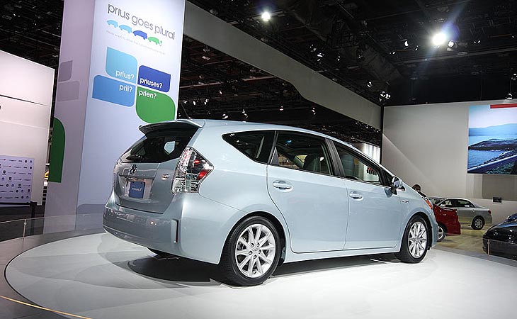 новинки детройта 2011 Toyota Prius V