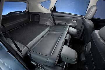 новинки детройта 2011 Toyota Prius V