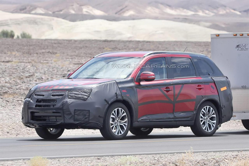 Mitsubishi тестирует обновленный Outlander