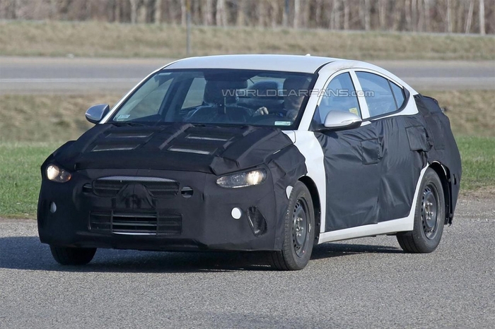 Седан Elantra засняли во время тестов