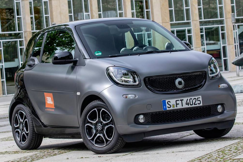 Smart ForTwo превратили в концертный зал на колесах