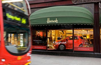 Самый маленький Aston Martin показали в универмаге Harrods