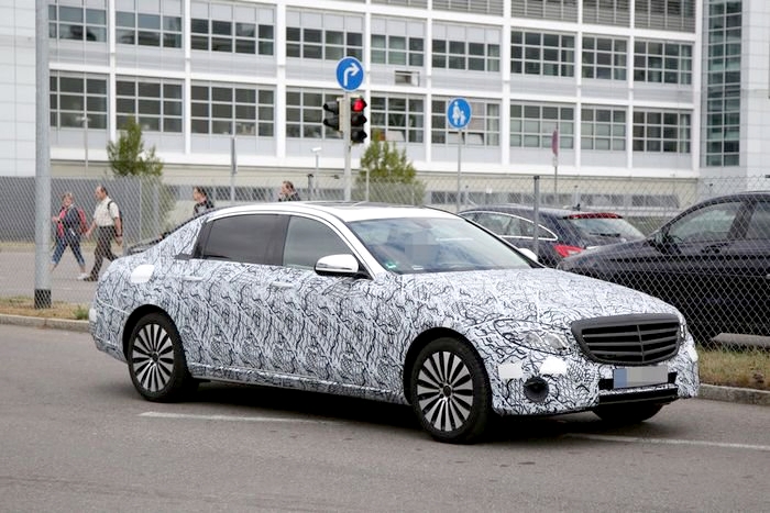 В объективах – Mercedes-Maybach E-класса!