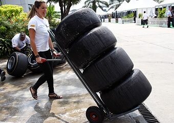 Pirelli изменит форму задних покрышек болидов Формулы-1