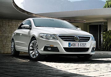 Новые автомобили Volkswagen Scirocco и Volkswagen Passat CC в Автосалоне в Минске