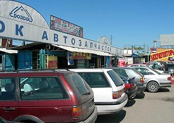 Запчасти на авторынке начали продавать за валюту