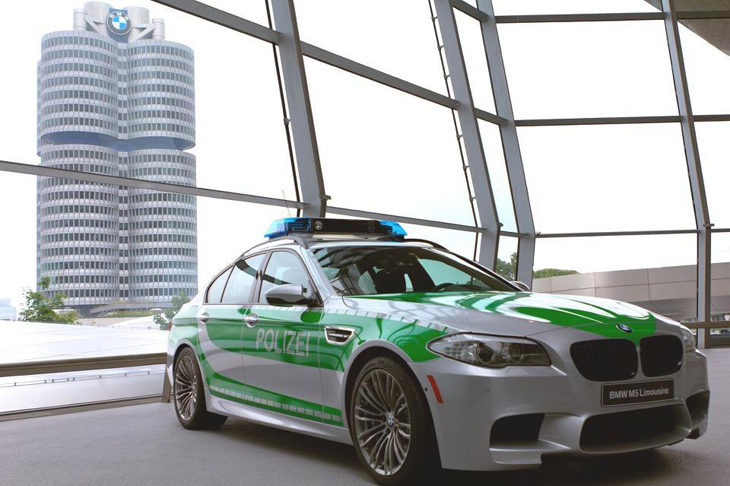 Подарок дорожным полицейским от BMW