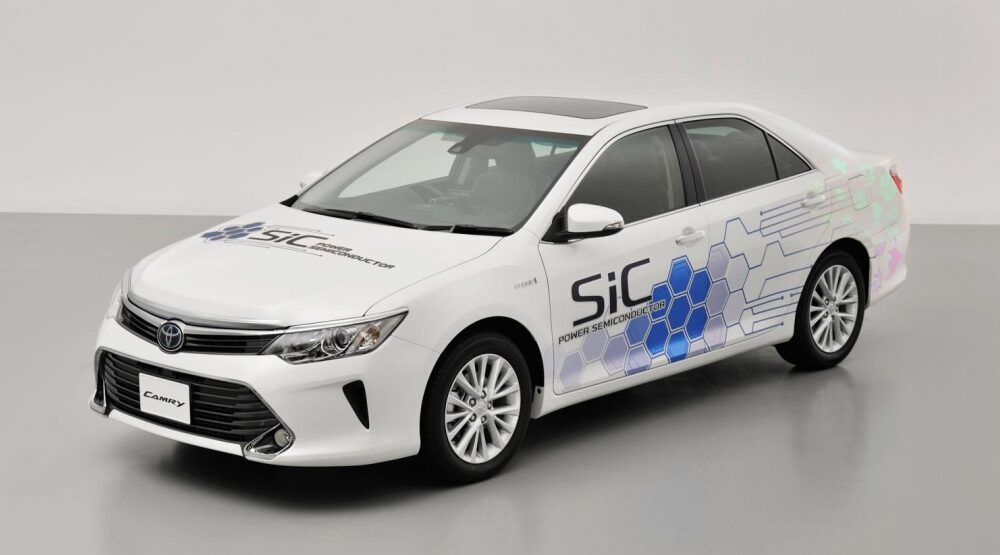 Toyota официально представила гибридный прототип Camry