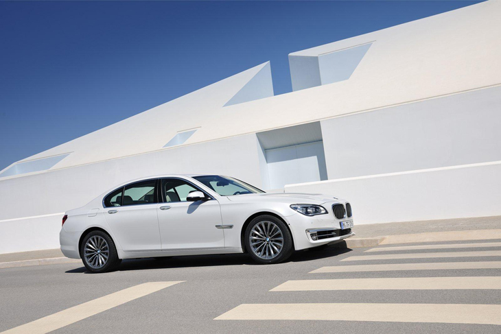 BMW празднует 25-летие своих моторов V12