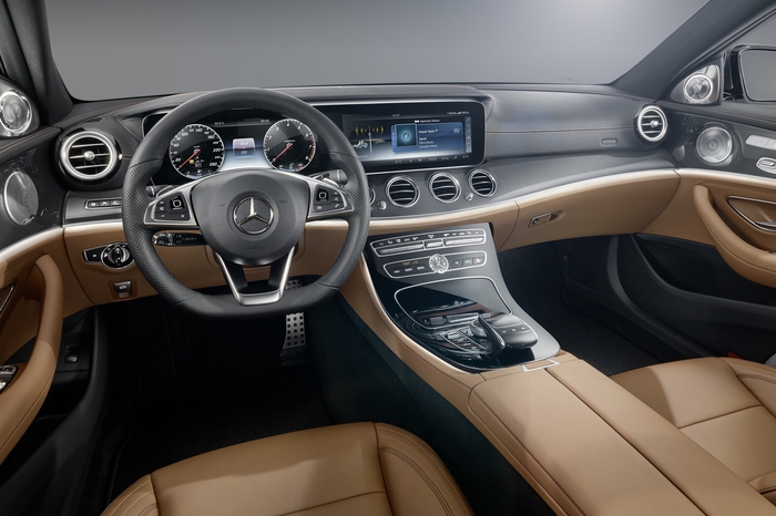 Mercedes-Benz разрешил заглянуть внутрь своего новейшего седана