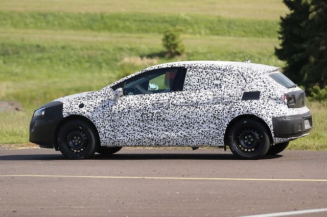 Прототип обновленного хэтчбека Opel Astra проходит испытания