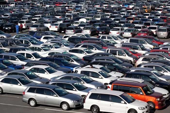 Российскому авторынку предсказали падение в 2015 году на треть