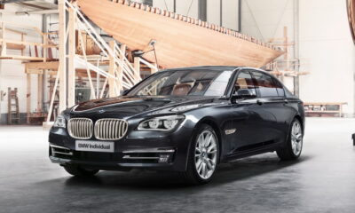 "Семерка" BMW украшена 10 кг серебра