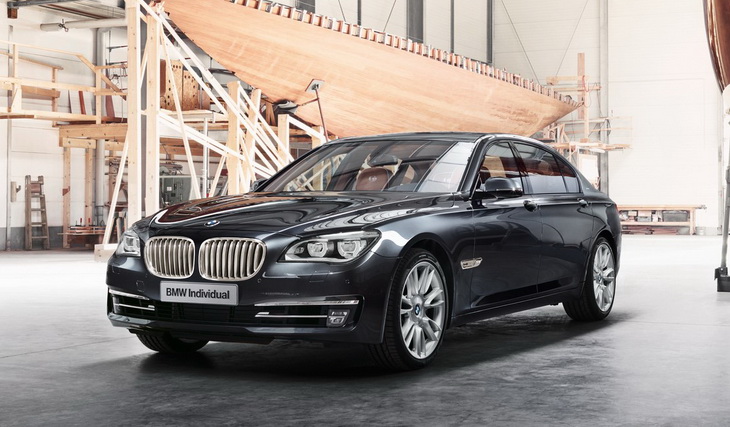 "Семерка" BMW украшена 10 кг серебра