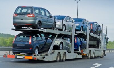 Импорт легковых автомобилей в Россию сократился вдвое