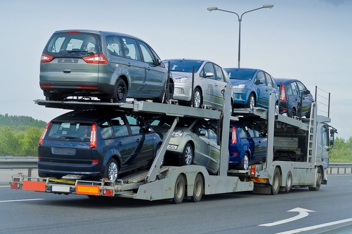Импорт легковых автомобилей в Россию сократился вдвое