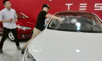 В Китае рассерженный покупатель разбил лобовое стекло Tesla