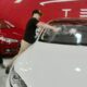 В Китае рассерженный покупатель разбил лобовое стекло Tesla