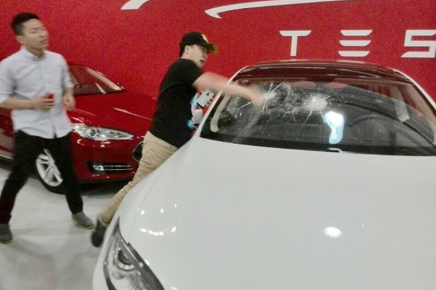 В Китае рассерженный покупатель разбил лобовое стекло Tesla