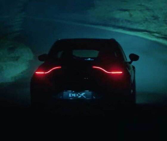 Aston Martin DBX едет по ночному шоссе