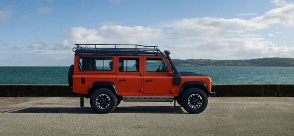 Появились снимки «растянутой» версии внедорожника Land Rover Defender