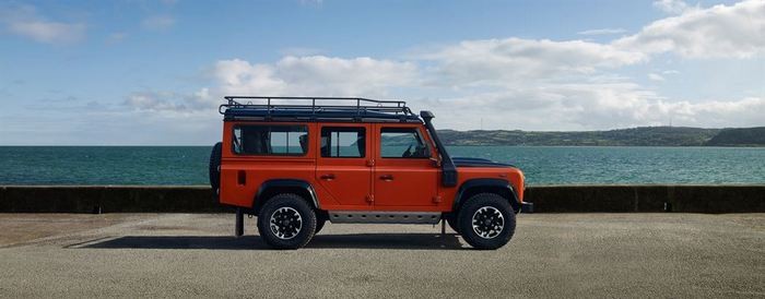 Появились снимки «растянутой» версии внедорожника Land Rover Defender