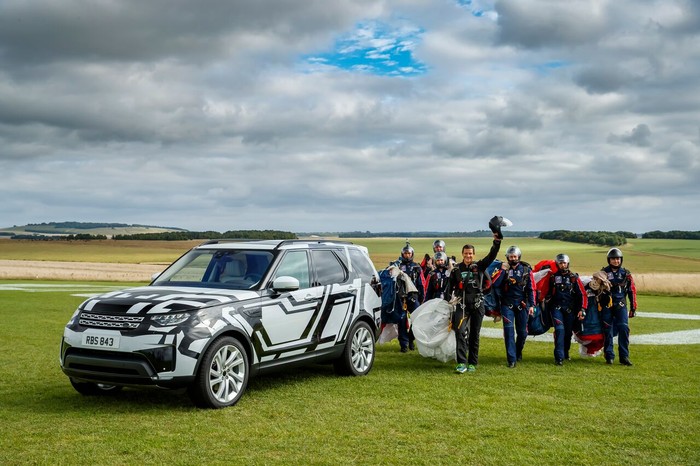 Jaguar Land Rover испытала первую в мире интеллектуальную технологию Intelligent Seat Fold в экстремальных условиях