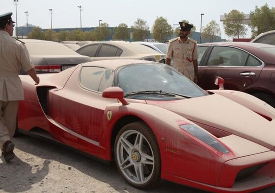 Ferrari под слоем песка и пыли