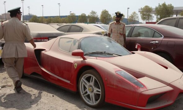 Ferrari под слоем песка и пыли