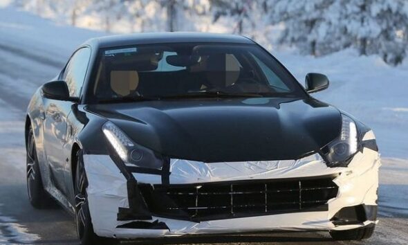 Рестайлинговый Ferrari FF замечен фотошпионами