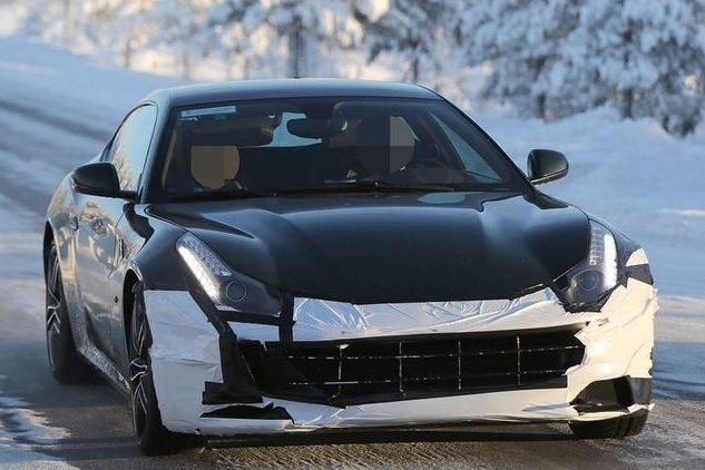 Рестайлинговый Ferrari FF замечен фотошпионами