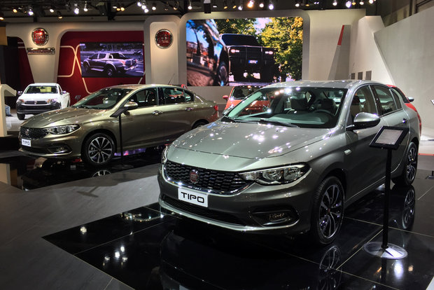 Fiat представил седан гольф-класса на выставке в Дубае