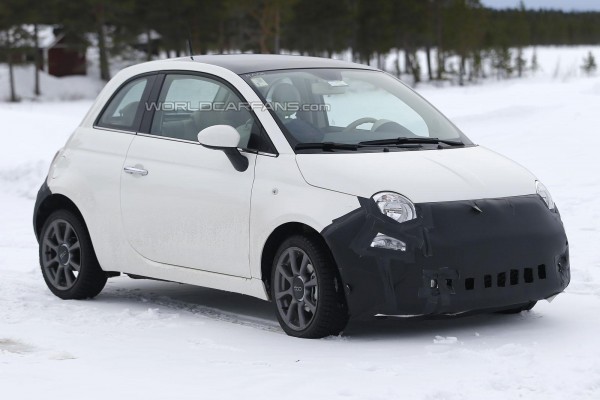 Обновленный Fiat 500 заснят изнутри и снаружи