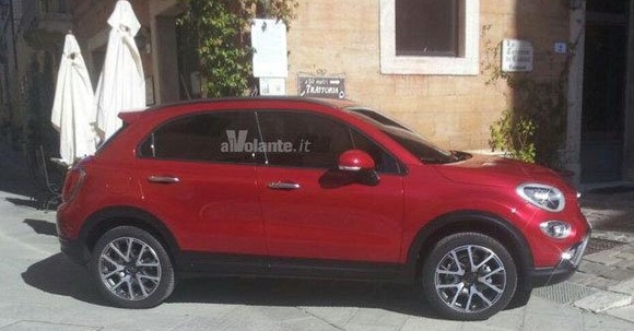 Кроссовер Fiat 500X засняли без камуфляжа