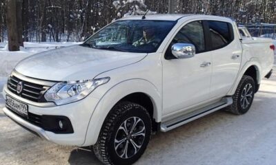 Миниатюрная девушка управляет пикапом FIAT Fullback