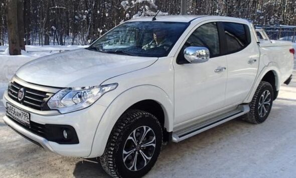 Миниатюрная девушка управляет пикапом FIAT Fullback