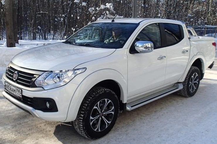 Миниатюрная девушка управляет пикапом FIAT Fullback