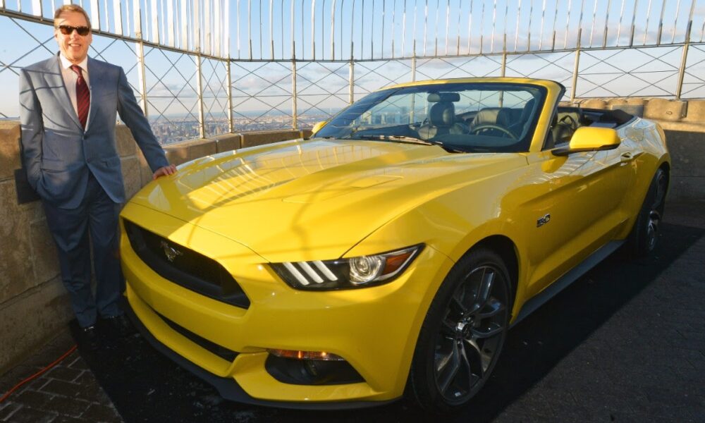 Ford и Empire State Building отмечают 50-летие Mustang демонстрацией автомобиля на высоте 300 метров
