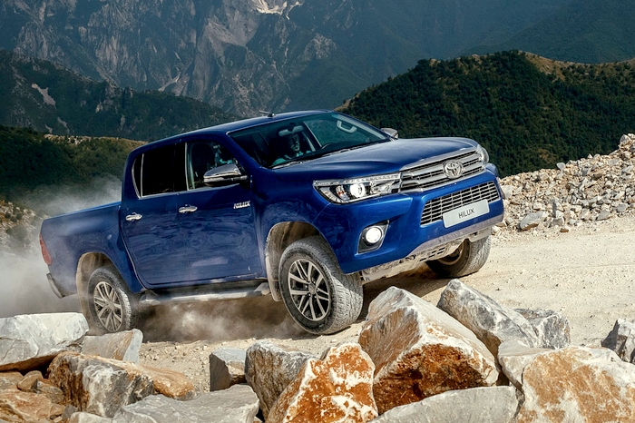 Toyota отзывает в России новые пикапы Hilux - из них могут выпадать стекла