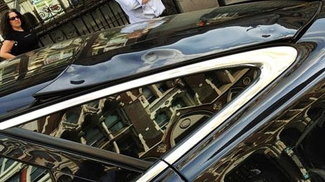 Небоскреб "поджарил" Jaguar XJ