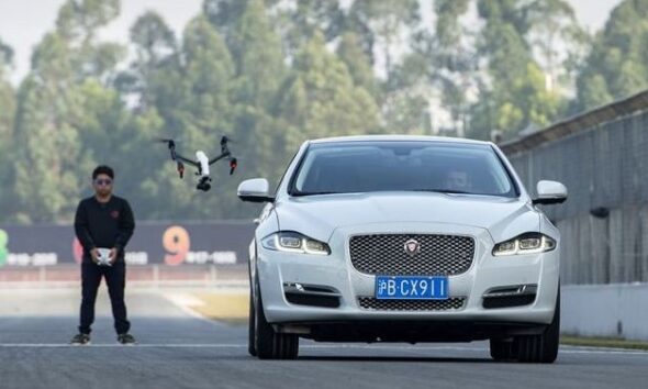 Попробуй догони! Jaguar XJ уходит от преследования дрона