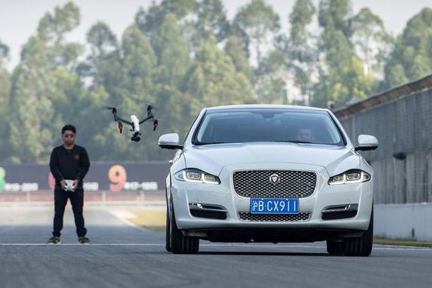 Попробуй догони! Jaguar XJ уходит от преследования дрона