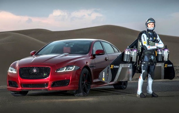 Экстремал с реактивным ранцем обогнал Jaguar