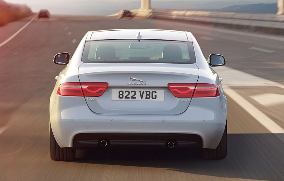 Среди новых вариантов Jaguar XE появятся умеренные гибриды