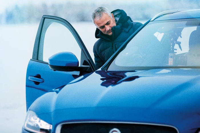 Жозе Моуринью испытал новый Jaguar F-PACE на уникальном ледяном треке в Швеции