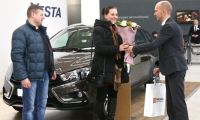 Первые LADA c 5-летней гарантией переданы клиентам в салоне на Независимости