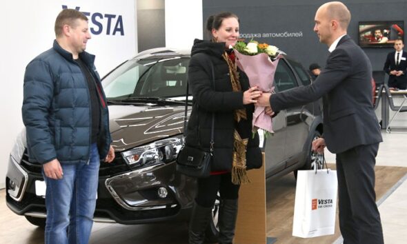 Первые LADA c 5-летней гарантией переданы клиентам в салоне на Независимости