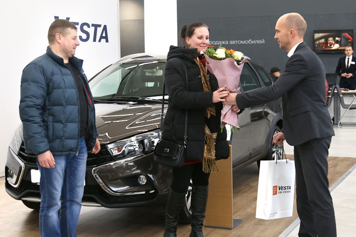 Первые LADA c 5-летней гарантией переданы клиентам в салоне на Независимости