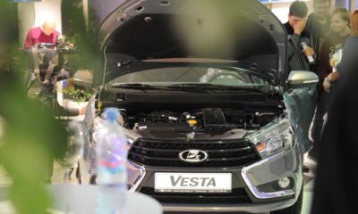 Автосалоны зафиксировали резкий рост продаж Lada Vesta